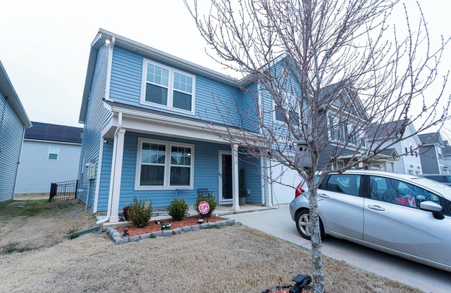 4-bdrm/3-ba home with WiFi, fenced yard, AC & washer/dryer. 20 mins to Charlotte