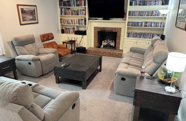 4 bdrm, 3 bath, 2,700 sqft house on 1 acre with chickens and fenced in back yard