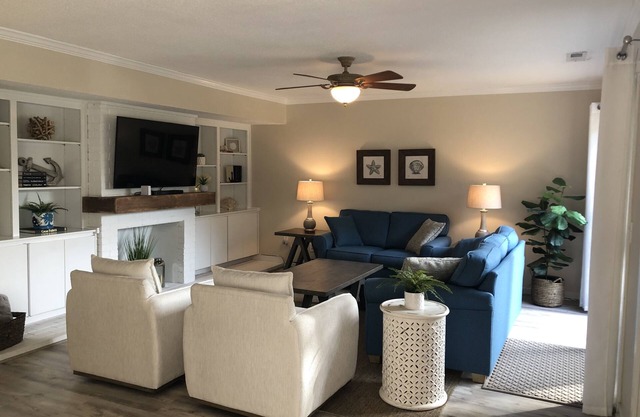 4 BDRM Villa Minutes To The Beach, Pool, Golf & Tennis/Pickleball. 2 Primary BRs