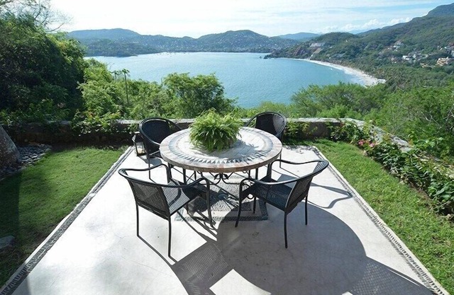 4 Bdrm Waterfront Property Overlooking Playa La Ropa