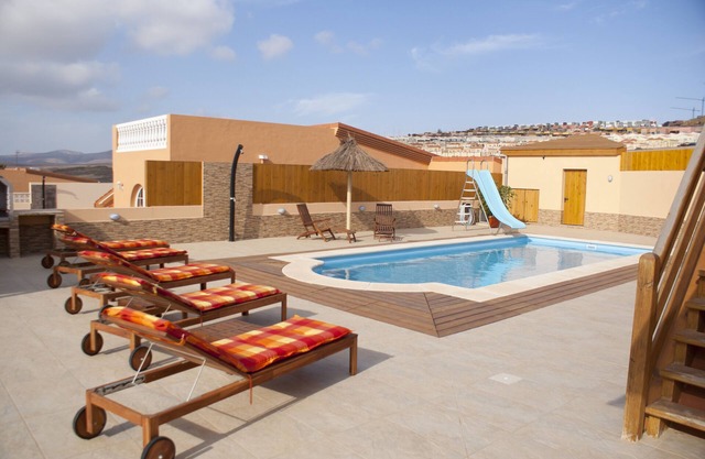 4 Bed Villa in Town, 10m Pool, Kid Slide, Pool Fence, BBQ, Outdoor Lounges