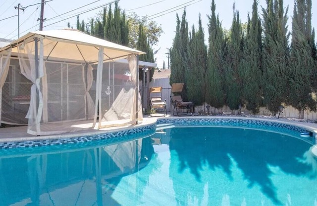 4 Bed Home with Pool, Bar Area and Gym equipment