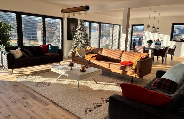 4-Bed House Sleeps 8 with Garden