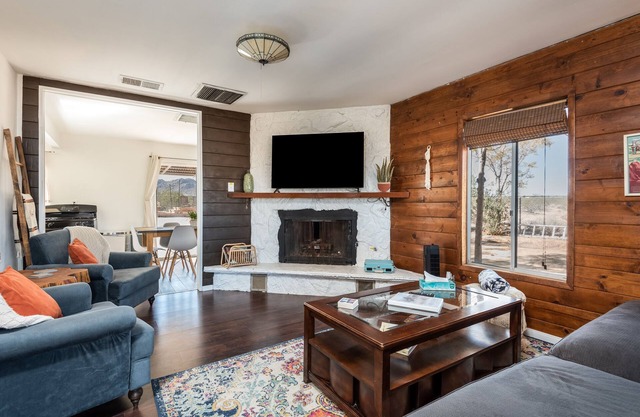 4 Bed JT Cabin, Spa, AC, Heat, Views, Minutes To Joshua Tree Park