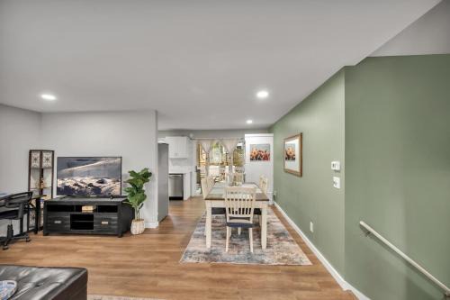 4 Bed Moroccan style, min to UNC, Kids Essentials, Crib, walk to Golf