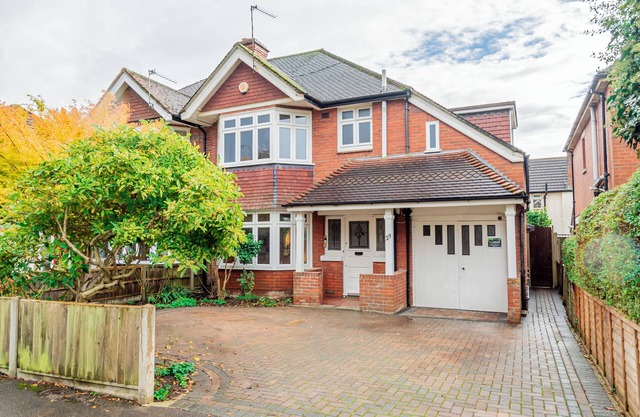 4-Bed Retreat, Spacious Oasis with Modern Comfort