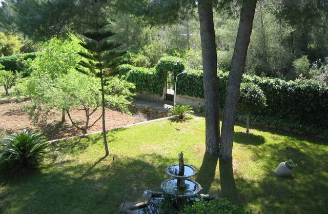 4-bed villa (sleeps 8/9), rural setting, near Valencia, pool, gardens.