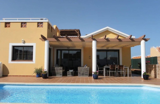 4 bedroom LUXURY villa with AC, private heated pool, XBOX and all the amenities!