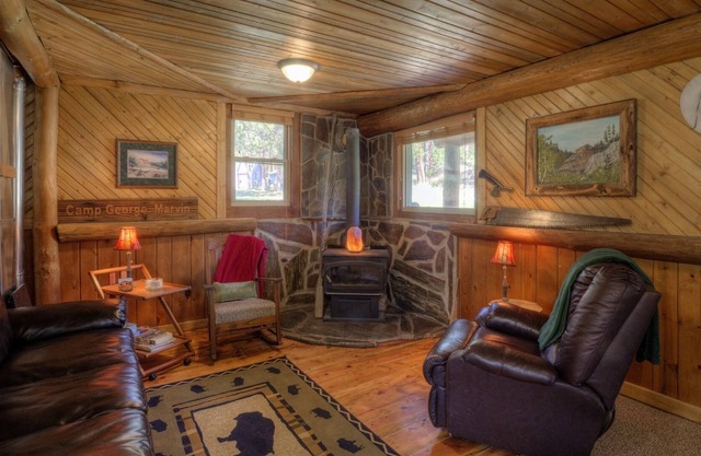 4 Bedroom, 1 1/2 bathrooms, sleeps 8+ and is 1 mile from Hill City, SD