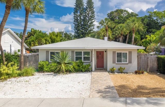 4 Bedroom/3 Bath Pool Home Child Friendly- 5 Min walk to beach!