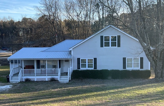 4 Bedroom , 3 Baths - Sleeps 8+