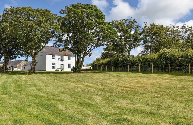 4 bedroom accommodation in Rhosgoch