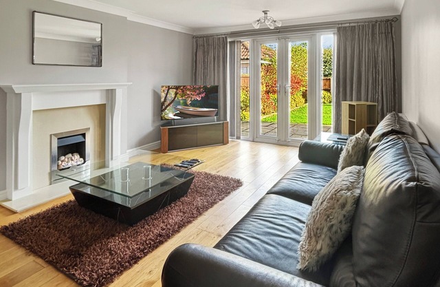 4 bedroom accommodation in Newark