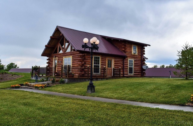 4-bedroom cabin in peaceful Albany, MO. Amazing views and relaxing environment.