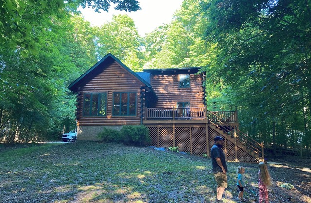 4-bedroom cabin in peaceful Apple Valley with AC, WiFi. Enjoy nature retreat.