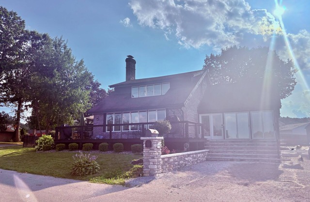 4-bedroom cottage in peaceful Portage Lakes w/hottub, lake access, pet friendly