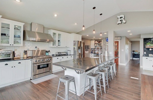 4 bedroom executive home with heated Pool!