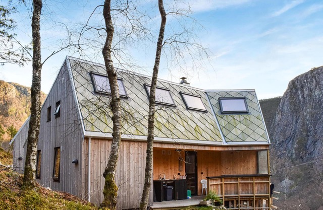 4 bedroom gorgeous home in Erfjord