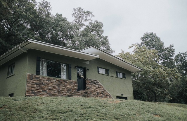 4 Bedroom home less than a mile to Hatfield/McCoy trails