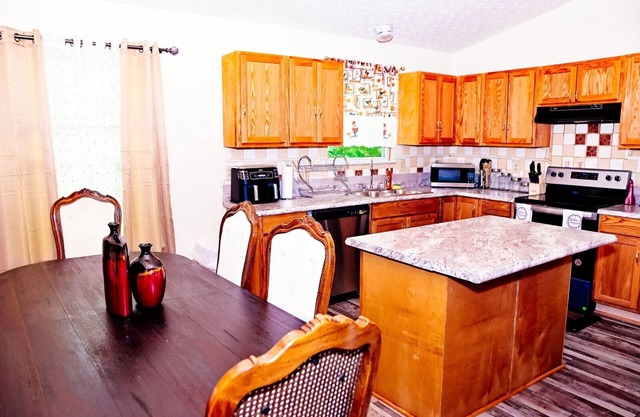 4 Bedroom home w/fireplace