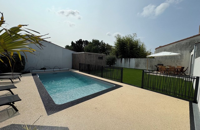 4-bedroom house with pool and air conditioning