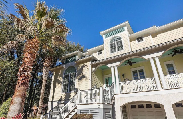 4-bedroom house in charming Isle of Palms with Pool and Hot Tub! Town Cental!