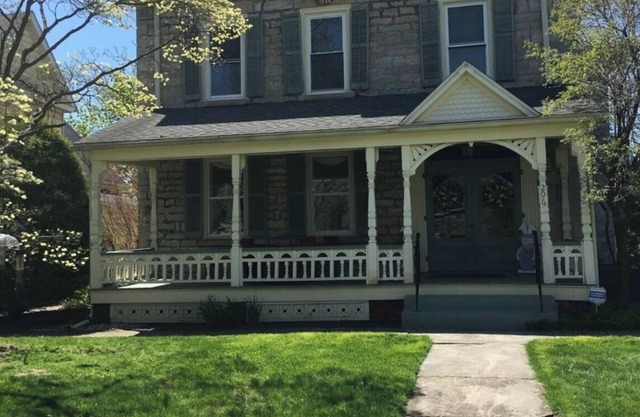 4-bedroom house in Bellevue with king beds. Near Cedar Point