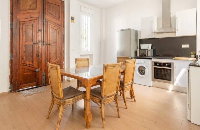 4 bedroom house in front of Valencia Beach, perfect for large groups!