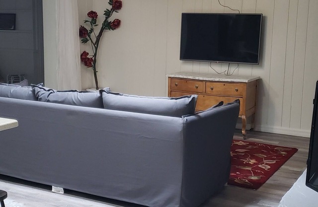 4-bedroom house in welcoming Tavares with Pool. Boat friendly.