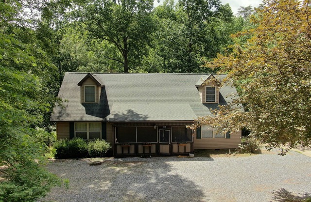 4 Bedroom House (Sleeps 10) All the Amenities of Rumbling Bald Resort!
