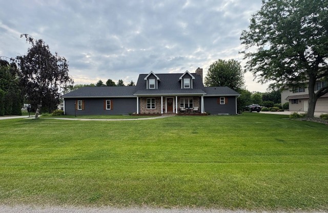 4-bedroom house in fabulous Butte des Morts near EAA with AC, WiFi, fitness room