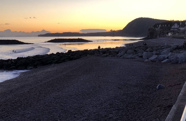 4 Bedroom Seaside House, Beach 220m with Free Parking