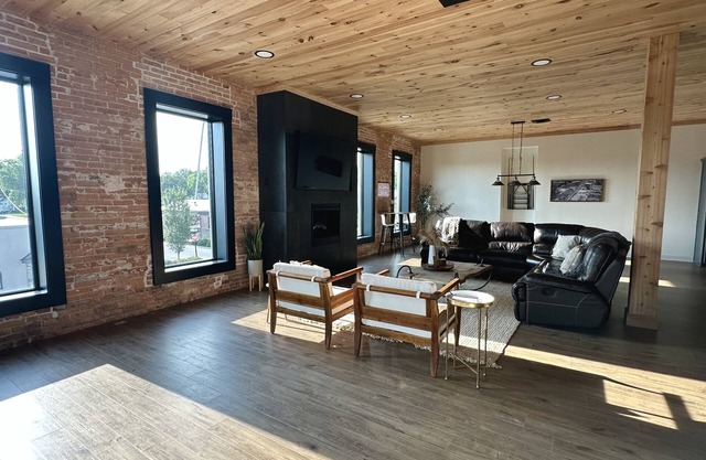 4-bedroom Spacious Loft just 17 minutes from Overland Park