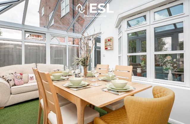 4 Bedroom Townhouse 10mins walk from Shrewsbury Town Centre with Parking