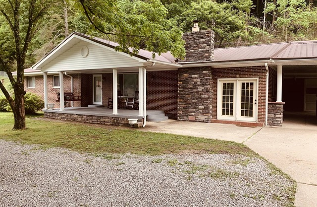 4 bedroom Trail House in Williamson, WV