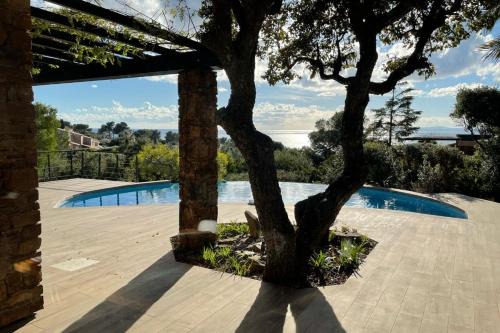 4-bedroom villa with private pool and sea view