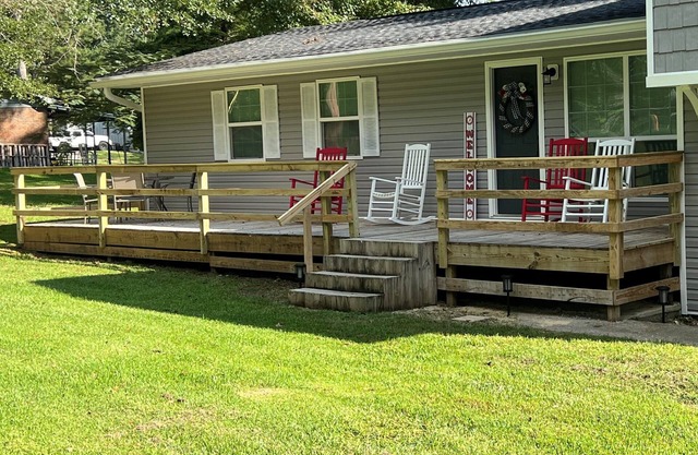 4-Bedroom w/Pool (sleeps 12) 15 minutes to UA