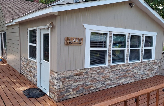 4 Bedrooms 1.5 Bath Great ViewsnWalking distance to town Bike Trailnquiet area