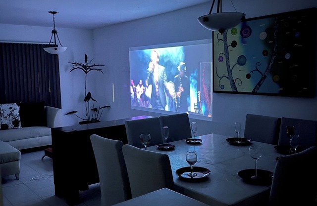 4 bedrooms 2.5 bathrooms closed circuit 5 beds