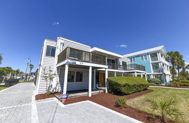 4 BR 2nd Row Beach House with a Private Pool! California Dreamin'