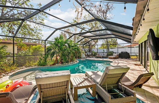 4 Br Bradenton Home~Private Pool, Outdoor Bar, W/D