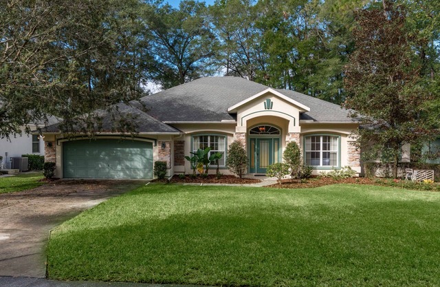 4 BR House w/heat-pump pool!