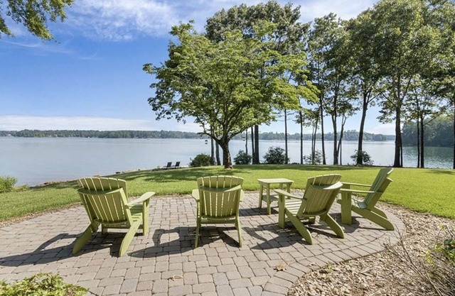 4 BR- Lakefront and Mountain View home- Close to Clemson