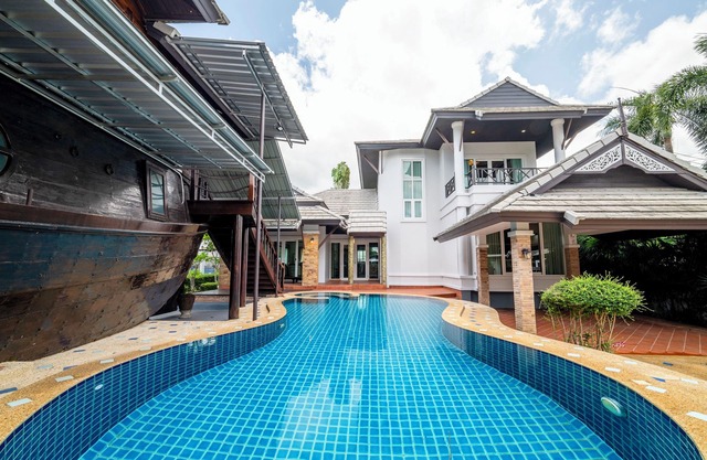 4 BR Royal Boat Pool Villa – Pattaya's Hidden Haven