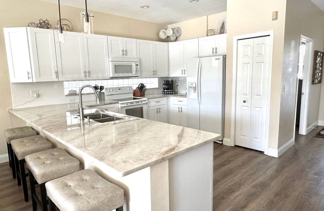 4 BR W/Private Pool, Game Room & Wireless Internet