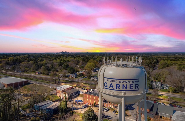 4 BRs/3 Full Baths - Stroll to Coffee, Bakery, Wine Bar - Downtown Garner