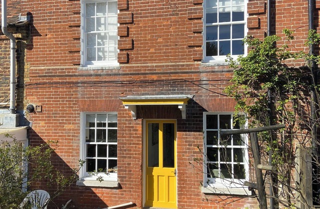 4* CHARACTER COUNTRY COTTAGE HEART OF VILLAGE S/C SLEEPS 4 WIFI GARDEN PARKING