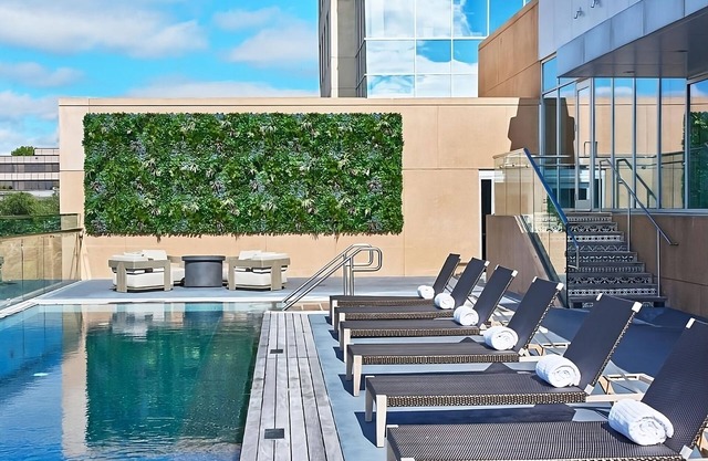 4 Comfortable Units! Onsite Pool, Pets Allowed, Near Nelson-Atkins Museum of Art