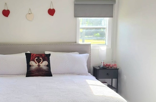 # 4 Lovely Palms- Guest house with Hot tub