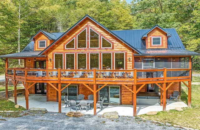4 Loves Lodge - Main Home Sleeps 22, 5 BR, 5 1/2 BA, Pet Friendlyn